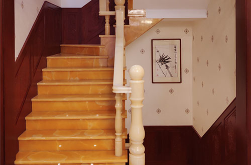荥阳中式别墅室内汉白玉石楼梯的定制安装装饰效果